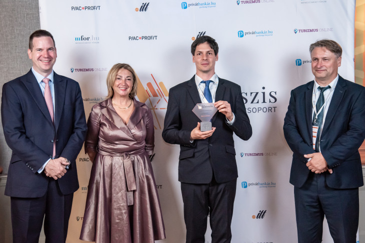 Dr. Ács Barnabás, fenntarthatósági szakértő, a Londoni Tőzsdecsoport Fenntartható Finanszírozási Megoldások igazgatója; Ács Zsuzsanna, a Privátbankár.hu tulajdonos-ügyvezetője; Kovács István , az Erste Alapkezelő (Az Év ESG Alapkezelője) portfóliómenedzsere; Temmel András, a Befektetési Alapkezelők és Vagyonkezelők Magyarországi Szövetségének (BAMOSZ) főtitkára a Privátbankár.hu ESG alapkezelői díjátadóján 2024. október 1-jén.