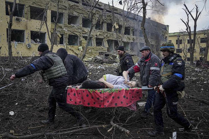 Az orosz kegyetlenség ikonikus fotója lett, amikor a Mariupolban rommálőtt szülészetről mentették a sebesülteket. A képen látható nő az újszülött babájával együtt meghalt. Fotó: MTI/AP/Jevhen Maloletka