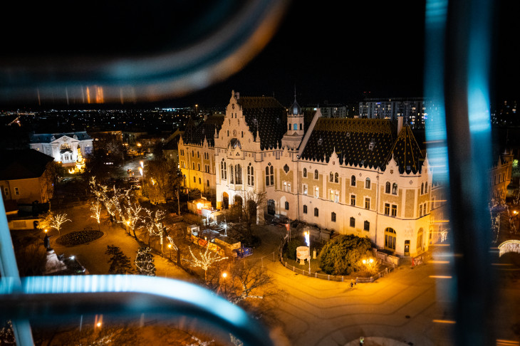 A gyönyörű Városháza Kecskeméten adventkor 