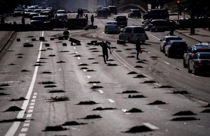 Szvetlánáék menekülés közben látták, ahogy az utakon akadályokat emelnek az oroszok ellen. Fotó: MTI/AP