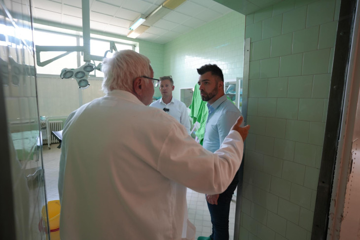 Magyar Péter, Kulja András és egy 75 éves sebész főorvos a szentesi kórházban