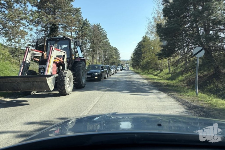 Félypályás útlezárással tiltakoznak a további állattetemek ellen