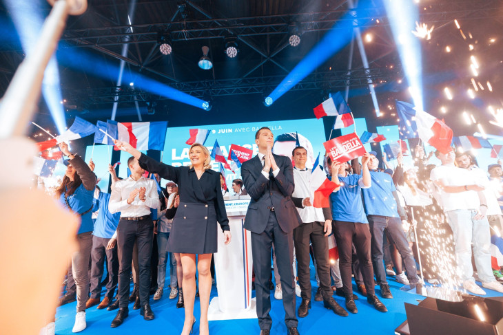 Jordan Bardella és Marine Le Pen együtt örülnek