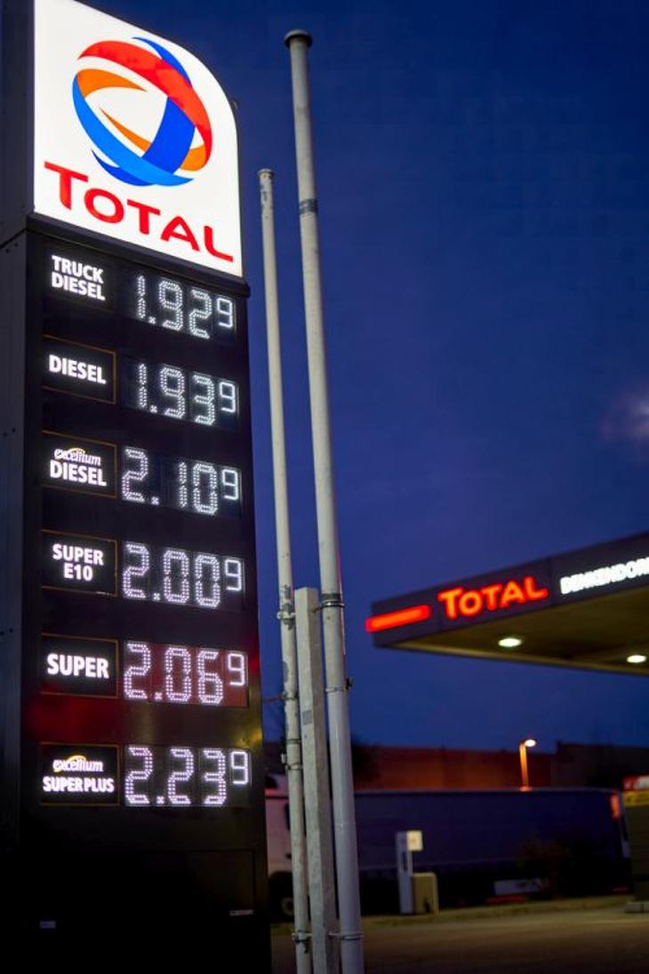 Németországban a Super-E10 prémium benzinfajta literenkénti ára a lélektani határnak számító 2 euró fölé emelkedett. Fotó: depositphotos