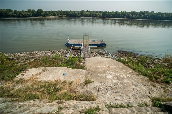 A Duna Ercsinél 2018. augusztus 23-án. Itt mínusz 67 centimétert regisztráltak augusztus 21-én, az eddigi rekord az 1970-ben mért mínusz 36 centiméter volt. (MTI / Balogh Zoltán)