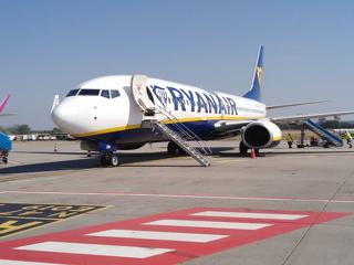 Kellemetlen döntés a Ryanairtől: drágulnak a kézipoggyász tarifák