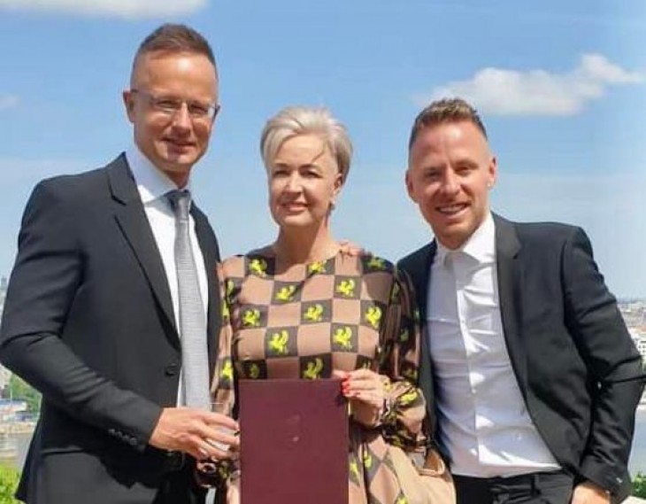Szijjártó Péter miniszteri kinevezése átvételekor feleségével, Szijjártó-Nagy Szilviával és Dzsudzsák Balázs labdarúgóval 