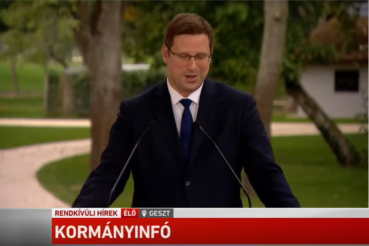 Gulyás Gergely néha látszólag egészen jól szórakozik, de aki odafigyelve hallgatja, az nem fog