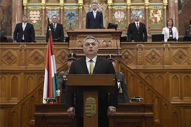 Orbán Viktor miniszterelnök (k) ünnepélyes eskütétele az Országgyűlés plenáris ülésén 2018. május 10-én. Mögötte Kövér László házelnök. (MTI / Kovács Tamás)