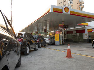 Pánik a benzinkutakon – meddig tartható a hatósági ár?