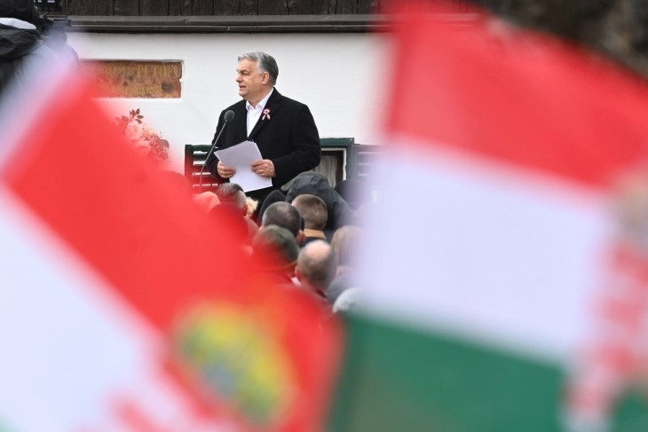 Orbán Viktor miniszterelnök beszédet mond az 1848-49-es forradalom és szabadságharc kitörésének 175. évfordulója alkalmából rendezett ünnepi megemlékezésen Kiskőrösön, Petőfi Sándor szülőháza előtt 2023. március 15-én. Fotó: MTI/Máthé Zoltán