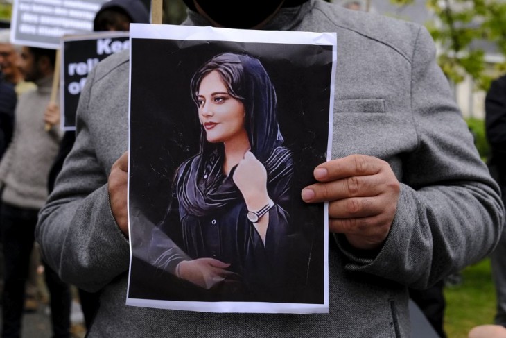 Egy tüntető Mahsza Amini képét tartja. Fotó: Depositphotos