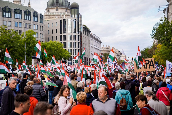 A Magyar Péter és a Tisza által szervezett Nemzeti Menet a Deák Ferenc térről indult