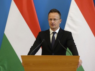 Szijjártó Péter külgazdasági és külügyminiszter beszédet mond a Kirchhoff Hungaria Kft. beruházását bejelentő sajtótájékoztatón a Külgazdasági és Külügyminisztériumban 2023. július 19-én. Fotó: MTI/Kovács Attila