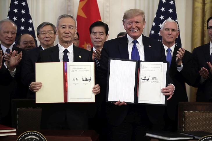 Liu He kínai miniszterelnök-helyettes és Donald Trump amerikai elnök a kézjegyével ellátott dokumentumot mutatja a Kínával kötendő amerikai kereskedelmi egyezmény első szakaszának aláírási ünnepségén (Fotó: MTI/AP/Evan Vucci)