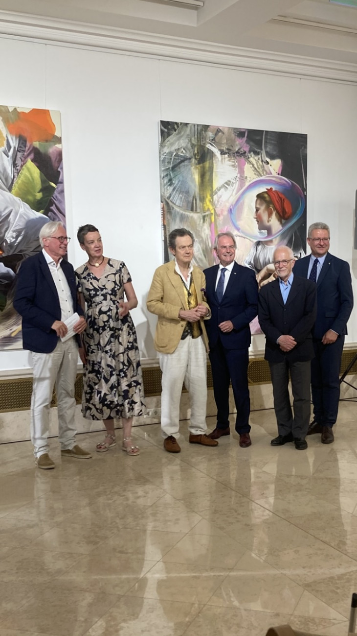A kiállító művészek és a kurátor (balról az első)