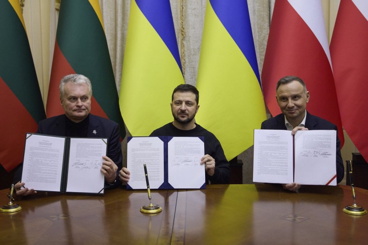 Az ukrán elnöki hivatal sajtószolgálata által közreadott kép Gitanas Nauseda litván, Volodimir Zelenszkij ukrán és Andrzej Duda lengyel elnökről (b-j), miután megállapodást írtak alá a nyugat-ukrajnai Lvivben 2023. január 11-én. Fotó: MTI/AP/Ukrán elnöki hivatal sajtószolgálata