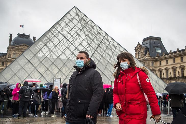 Szájmaszkot viselő látogatók várakoznak a párizsi Louvre múzeum bejárata előtt 2020. március 2-án. MTI/EPA/Christophe Petit Tesson