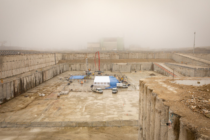 Zajlanak az első beton öntésének előkészületei - munkába állt a betonkeverő komplexum és folyamatos a szerelőbetonozás.
