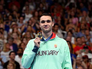 Az aranyérmes Milák Kristóf a férfi 100 méteres pillangóúszás eredményhirdetésén a 2024-es párizsi nyári olimpián a Párizs melletti Nanterre-ben lévő Paris La Défense Arénában 2024. augusztus 3-án
