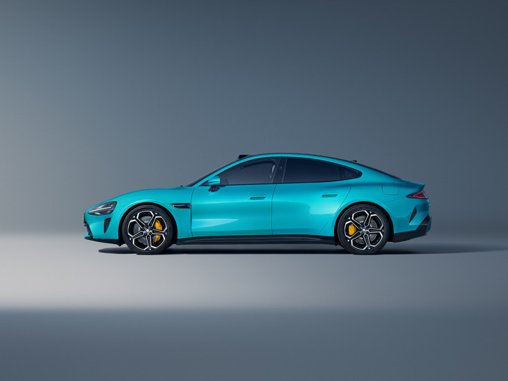  A legnagyobbak dizájnjegyeit is magán hordozza a csúcstechnikával tűzdelt járgány, a SU7