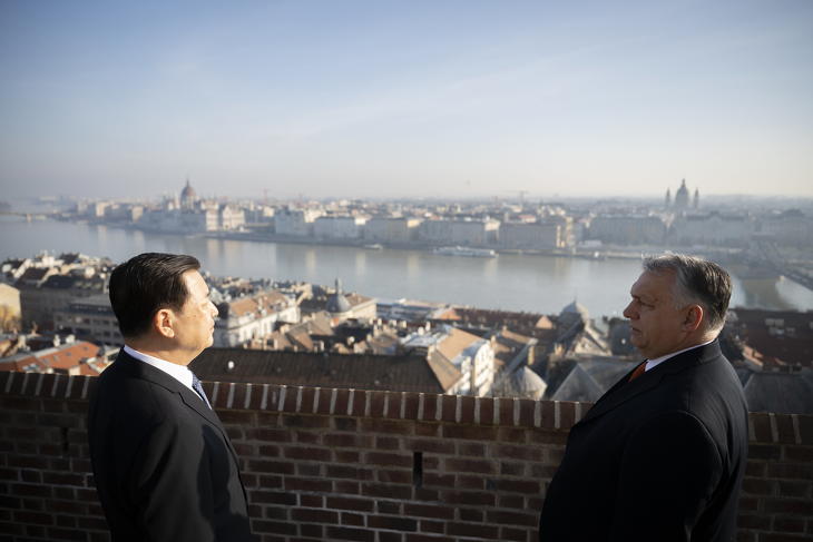 Orbán Viktor miniszterelnök fogadja Vang Hsziahongot, a Kínai Népköztársaság közbiztonsági miniszterét a Karmelita kolostorban 2024. február 16-án.  Vajon pontosan mit kellett személyesen a miniszterelnökkel megbeszélnie a kínai miniszternek?MTI/Miniszterelnöki Sajtóiroda/Benko Vivien Cher 