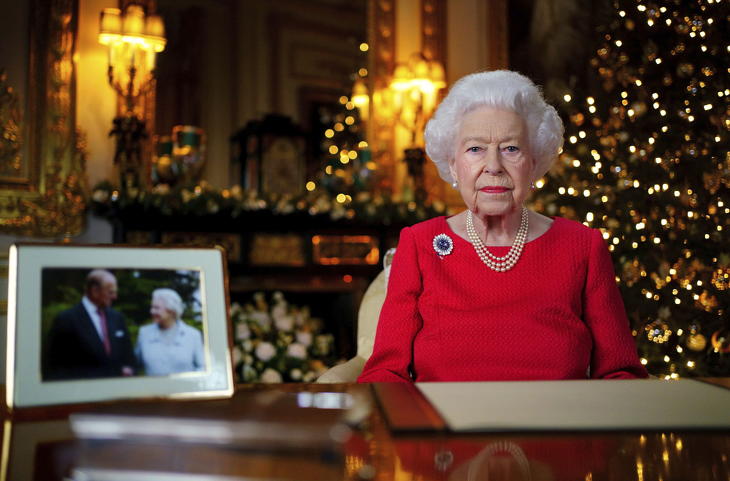 2021. december 23-án közreadott kép II. Erzsébet brit királynőről a windsori kastélyban, az alattvalóihoz intézett televíziós karácsonyi üzenet felvételén. MTI/AP/PA Pool/Victoria Jones 