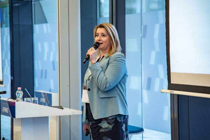 Dr. Szabó Lilla, az AstraZeneca Közép-európai Evidence Generation vezetője a Klasszis Média longevity és egészséggazdaság konferenciáján