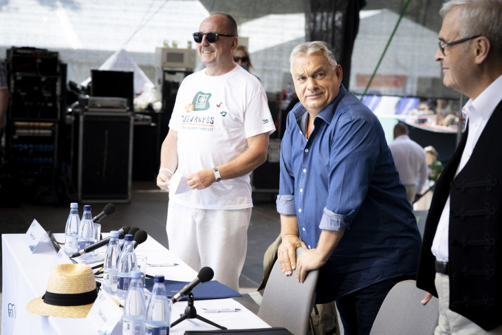 Orbán Viktor előadása előtt Tusványoson, mellette Tőkés László, az Erdélyi Magyar Nemzeti Tanács elnöke  és Németh Zsolt, az Országgyűlés külügyi bizottságának elnöke