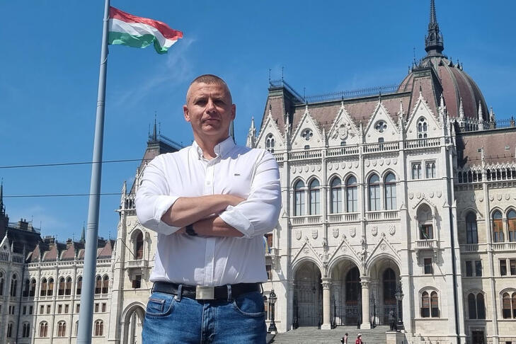 A középpontba a katonát helyezzük - írta bejegyzésében