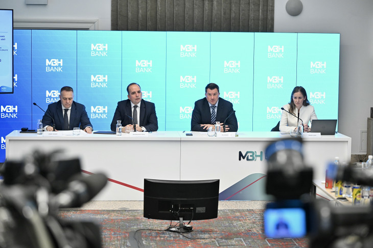 Balról jobbra Szabó Levente, Krizsanovich&nbsp;Péter, Barna Zsolt és Ginzer Ildikó az MBH Bank sajtótájékoztatóján