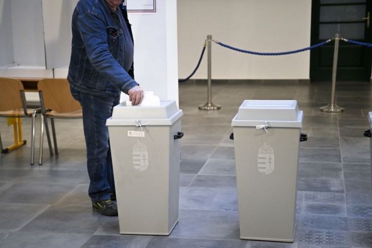 A képen látható férfi már leadta szavazatát