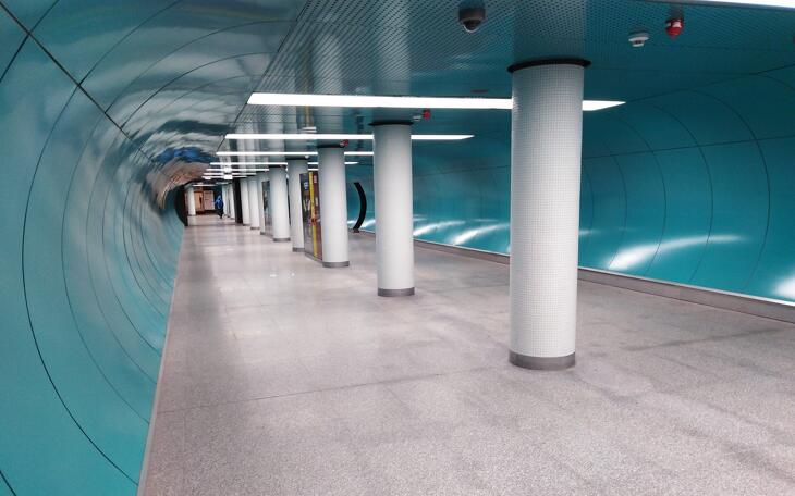 M3 metró állomásai is megújultak, Deák téri átjáró