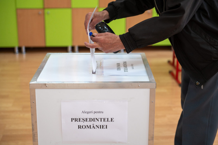 Leadja szavazatát egy férfi a megismételt romániai elnökválasztás első fordulójában egy kolozsvári szavazókörzetben 2025. május 4-én.