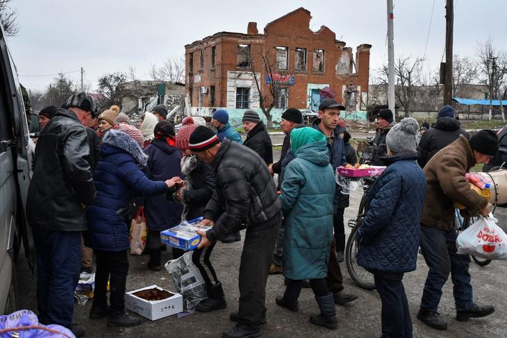  Élelmiszersegélyért állnak sorba emberek a kelet-ukrajnai Donyecki területen fekvő Drobiseve településen. Illusztráció, fotó: MTI/AP