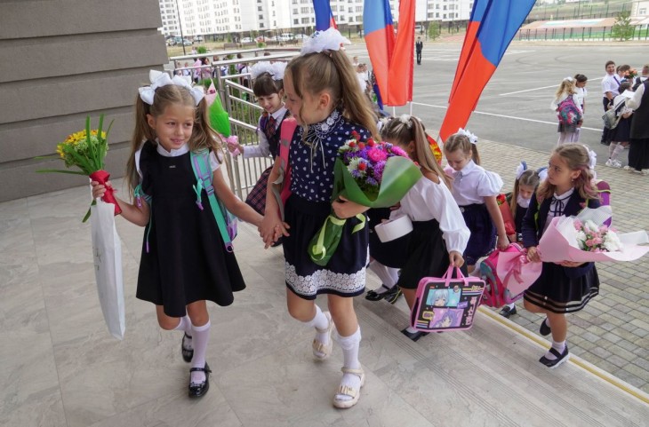 Első osztályt kezdő diákok érkeznek tanévnyitó ünnepségre az orosz védelmi minisztérium által épített, 1100 diák befogadására alkalmas új általános iskolába az orosz ellenőrzés alatt álló a dél-ukrajnai Mariupolban 2023. szeptember 1-jén. Fotó: MTI/EPA
