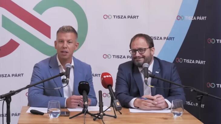 Magyar Péter és Kármán András a Tisza Párt sajtótájékoztatóján 2025. szeptember 23-án.