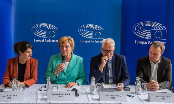 Az EP küldöttsége Budapesten 2023. május 17-én. Monika Hohlmeier (balról a második) szerint titkosszolgálati emberek próbálnak eladásra bírni cégvezetőket. Fotó: EP