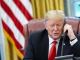Trump letérdel Putyinnak a csúcson