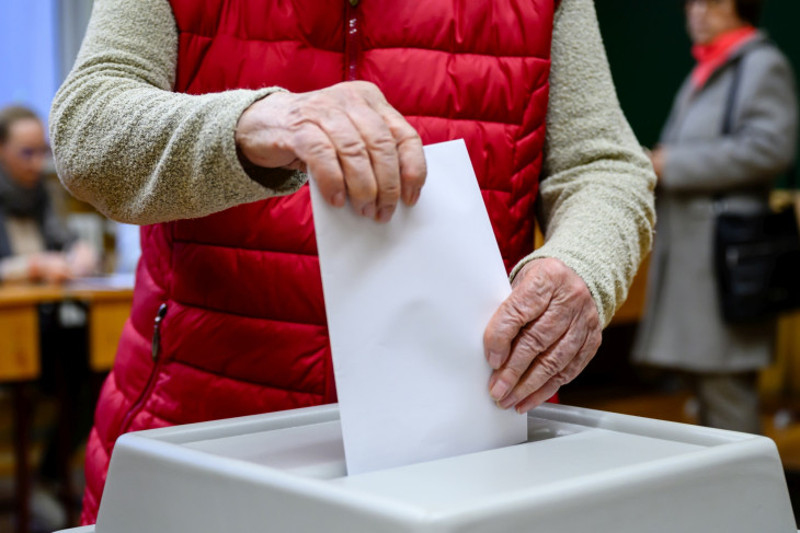 Az első szavazó leadja szavazatát az országgyűlési választáson a székesfehérvári Ciszterci Szent István Gimnáziumban kialakított szavazókörben 2026. április 12-én.