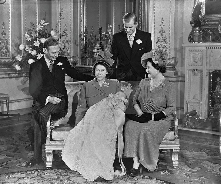 A csecsemő Károly herceg keresztelésekor szülei és anyai nagyszülei körében (Fotó: Wikipedia)