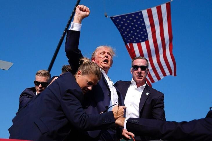 Donald Trump elnökjelölt maga is harcola, de csak a politika frontján