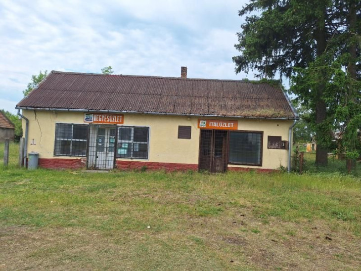 Az egykori üzlet egyre rosszabb állapotba kerül