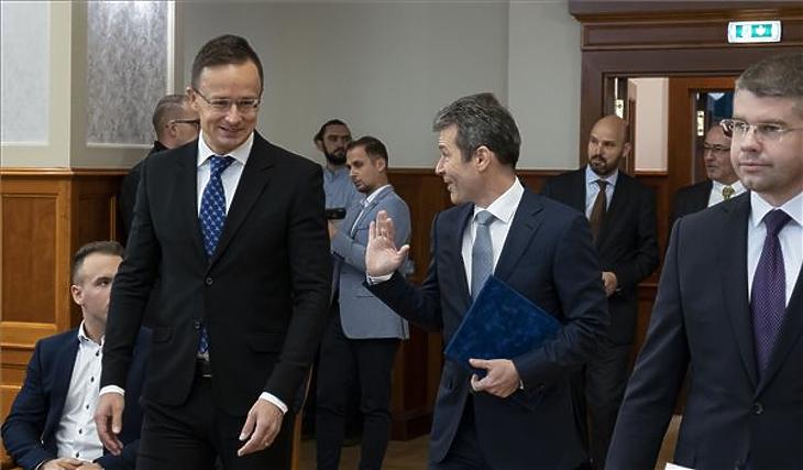 Szijjártó Péter, Noszek Péter, a Nestlé Hungária Kft. ügyvezető igazgatója és Ágh Péter fideszes országgyűlési képviselő (b-j) érkezik a társaság beruházását bejelentő sajtótájékoztatóra a Külgazdasági és Külügyminisztériumban 2021. november 8-án. (Fotó: MTI/Szigetváry Zsolt)