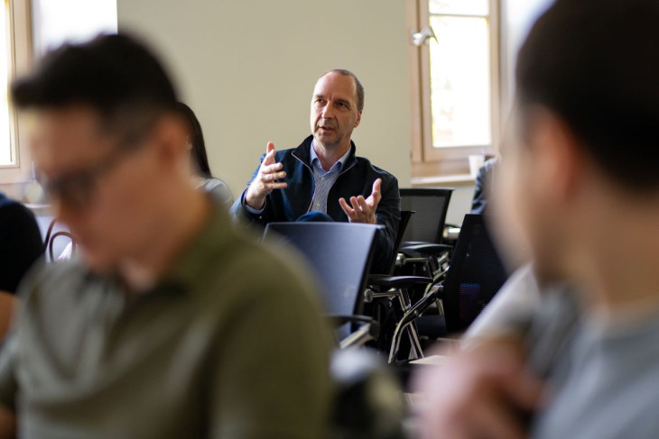 Olyan közismert innovátorok vesznek benne részt, mint például Oszkó Péter