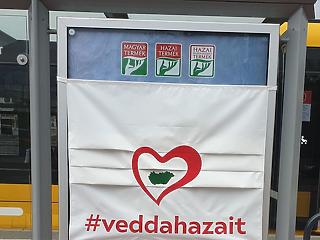 Szájmaszkkal fedett citylight posztereken hirdetik a magyar árut
