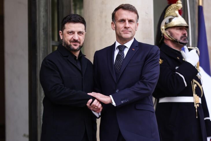 Itt Volodimir Zelenszkij ukrán elnök mellett áll Emmanuel Macron