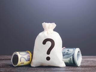 Elfáradt a forint, már 322 felett a dollár