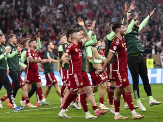 A magyar játékosok ünneplik győzelmüket a labdarúgó Európa-bajnoki selejtezők hetedik fordulójában, a G csoportban játszott Magyarország - Szerbia mérkőzés végén. Fotó: MTI/Kovács Tamás