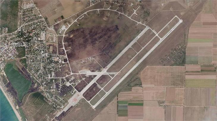 Ukrajnától Oroszországhoz elcsatolt Krímben lévő szaki légi támaszpont 2022. augusztus 10-én. Az előző nap ukrán források szerint kilenc orosz harci gép megsemmisült a támaszponton feltehetőleg egy ukrán támadás kiváltotta robbanássorozatban. MTI/AP/Planet Labs PBC